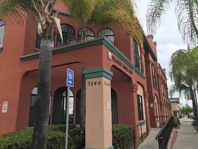 الواجهة الخارجية لعيادة North Park Dental Clinic مع مدخل لذوي الاحتياجات في كاليفورنيا