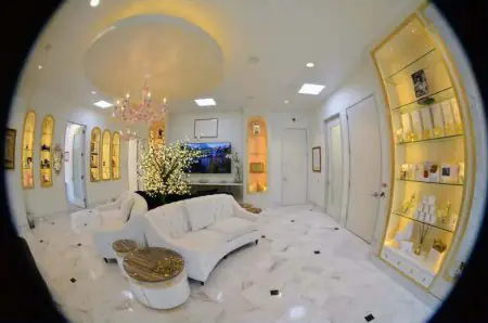 منطقة انتظار أنيقة في عيادة Feel Beautiful Plastic Surgery & Aesthetic Wellness