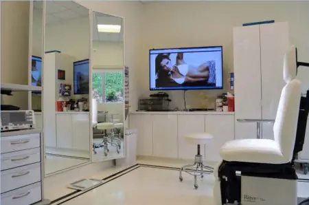غرفة استشارة في Feel Beautiful Plastic Surgery & Aesthetic Wellness مع كرسي فحص