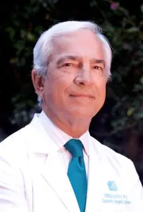 طبيب يرتدي معطفًا أبيض في Belladerma Cosmetic Surgery & Skin Care Center