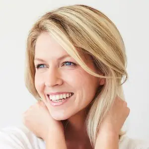 Mujer sonriente tras tratamiento estético en San Diego Cosmetic Laser Clinic