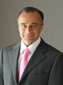 طبيب في مركز جراحة التجميل Sassan Alavi يرتدي بدلة رسمية