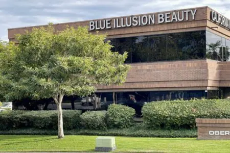 واجهة مركز Blue Illusion Beauty لجراحة التجميل مع المساحات الخضراء