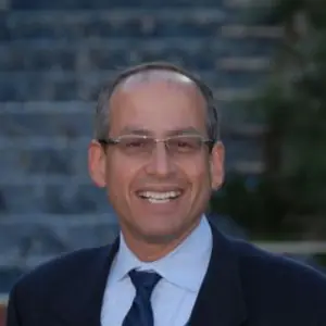 عضو فريق عيادة Dr. Craig J. Salt بملابس رسمية في الهواء الطلق