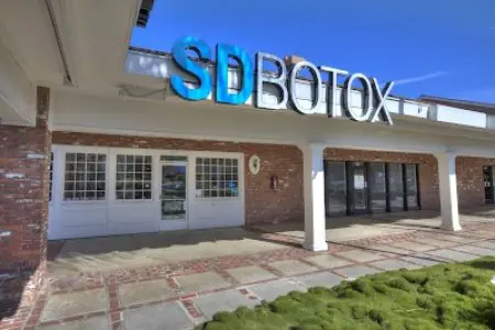 Fachada de la clínica SDBotox con letrero moderno en EE. UU.