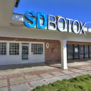 Fachada de la clínica SDBotox con gran letrero en San Diego