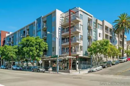 Exterior de la clínica 6th Avenue Complete Family en San Diego, edificio médico moderno