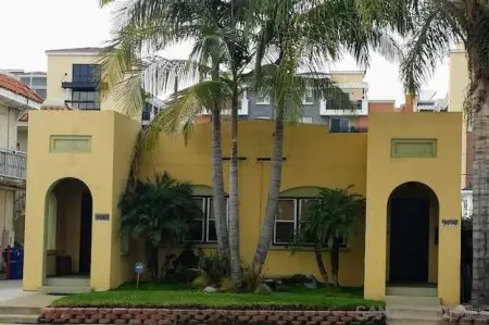 Exterior de la clínica 6th Avenue Complete Family con palmeras en San Diego