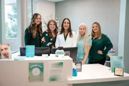 طاقم الاستقبال في عيادة Restore SD Plastic Surgery في سان دييغو