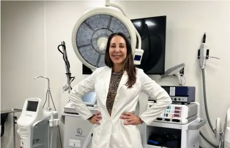 طبيبة في غرفة العمليات بمركز Restore SD Plastic Surgery في سان دييغو مع أجهزة حديثة