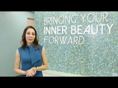 الداخلية في عيادة Restore SD Plastic Surgery مع جدار فسيفساء وشعار