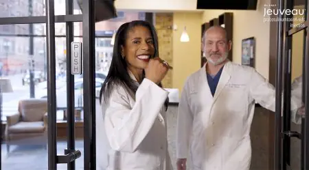 أطباء يرحبون بالمرضى في منطقة الاستقبال في The Aesthetic Institute of Chicago