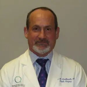 جراح تجميل في معهد شيكاغو للتجميل يرتدي زيًا طبيًا