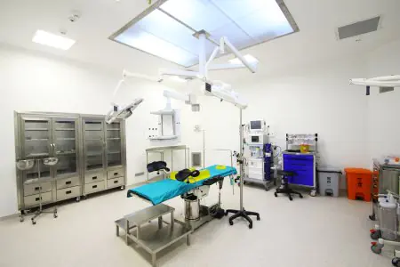 Quirófano moderno en Can Hospitals Turkey con equipo quirúrgico avanzado