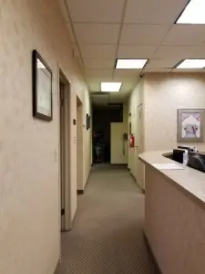 Pasillo y recepción en Scripps Ranch Periodontics & Implants, San Diego