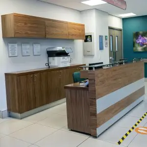 مكتب استقبال في عيادة DR. LEONARDO FAVIO CHAVEZ GASQUE بتصميم خشبي حديث