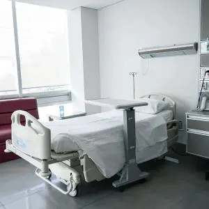 غرفة مريض في عيادة DR. LEONARDO FAVIO CHAVEZ GASQUE بسرير طبي ومعدات