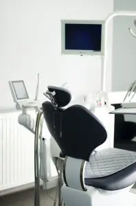 غرفة علاج أسنان بمعدات حديثة في مركز Albusdent Dentistry Centre