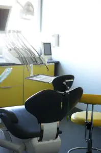 غرفة علاج أسنان حديثة في مركز Albusdent Dentistry في بولندا