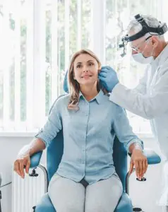 غرفة فحص الأنف والأذن والحنجرة في عيادة Uniqacare مع طبيب ومريض