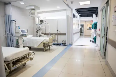 غرفة تعافي المرضى مع معدات طبية حديثة في عيادة DR. LEONARDO FAVIO CHAVEZ GASQUE
