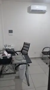 مكتب الطبيب في Ginecologo Playa del Carmen مع مكتب وكرسي حديث