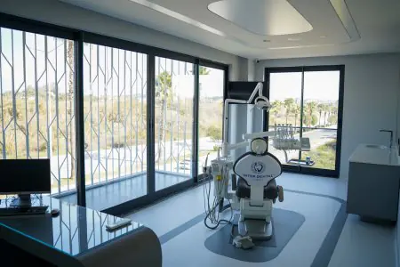 غرفة علاج أسنان حديثة في Inter Dental Turkey مع نوافذ بانورامية