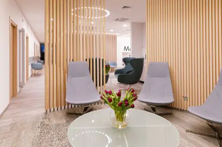 منطقة انتظار حديثة في MaxxClinic بكراسي مريحة وطاولة زجاجية