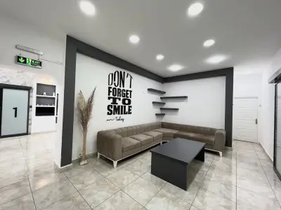 غرفة انتظار حديثة في DENTORDU Oral and Dental Health Clinic بمقاعد مريحة