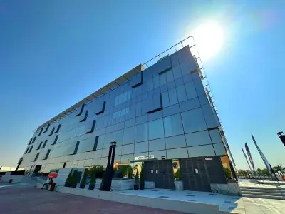 Fachada moderna de vidrio del edificio de Dubai Plastic Surgery Medical Center