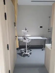 Sala de examen de pacientes en Dubai Plastic Surgery Medical Center con equipo moderno