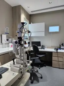 Sala de examen oftalmológico con lámpara de hendidura en Dubai Plastic Surgery Medical Center