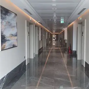 Pasillo moderno en Dubai Plastic Surgery Medical Center con suelo de mármol
