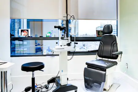 غرفة فحص عيون مع معدات تشخيصية في Toronto Plastic Surgery Clinic