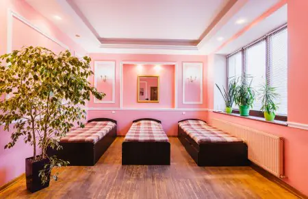 Habitación de pacientes con tres camas en el complejo de psiquiatría y narcología Renaissance-Kyiv