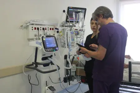 وحدة العناية المركزة في عيادة HEALTH&MORE مزودة بأجهزة مراقبة حديثة