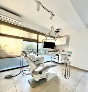 غرفة علاج أسنان حديثة في Ephesus Global Dental Clinic مع معدات متطورة