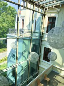 Atrio de cristal moderno en la clínica del Profesor Schaller de cirugía ocular en Múnich