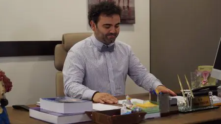 مكتب الطبيب في عيادة الدكتور نوريتين توركتيكين الخاصة مع كتب طبية ومكتب