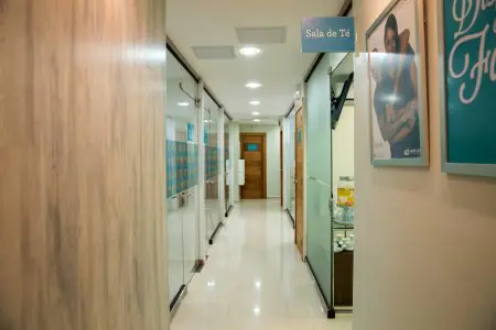 ممر في عيادة Martich y Pepén Specialized Odontology بأبواب زجاجية حديثة