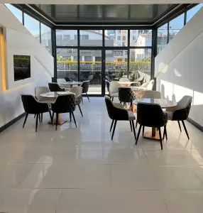 صالة انتظار حديثة للمرضى في مركز Tülay Akkol Dental Center مع إطلالة على المدينة