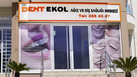 Fachada de la clínica dental Dent Ekol en Esmirna con gráficos de sonrisas