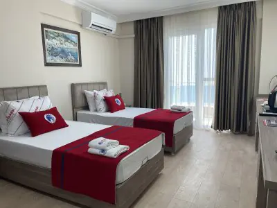 Habitación de pacientes con dos camas en EKOL International Hospitals, Esmirna, moderna y luminosa