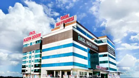 Fachada moderna del edificio de EKOL International Hospitals en Esmirna, Turquía
