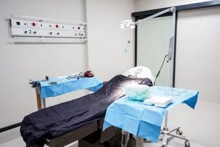 Sala de cirugía menor en ERDEM HOSPITAL con equipo médico moderno