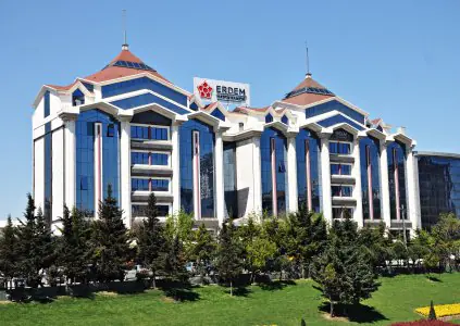 Edificio moderno de la clínica Erdem Hospital en Estambul, Turquía