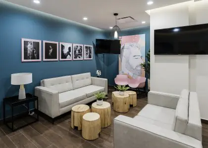 Sala de espera moderna en Hospital Alhma con sofás y decoración en México