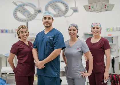 Equipo médico de Hospital Alhma en quirófano moderno con luces quirúrgicas avanzadas
