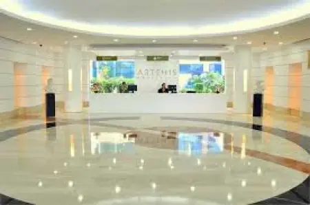 منطقة الاستقبال في مستشفى Artemis Gurgaon بتصميم حديث ولوبي واسع