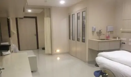 غرفة مرضى في عيادة Fortis La Femme بمفروشات حديثة وتجهيزات طبية